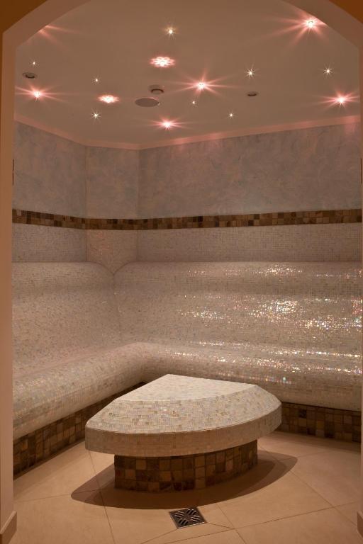 Hotel Burgschrofn Тукс Экстерьер фото