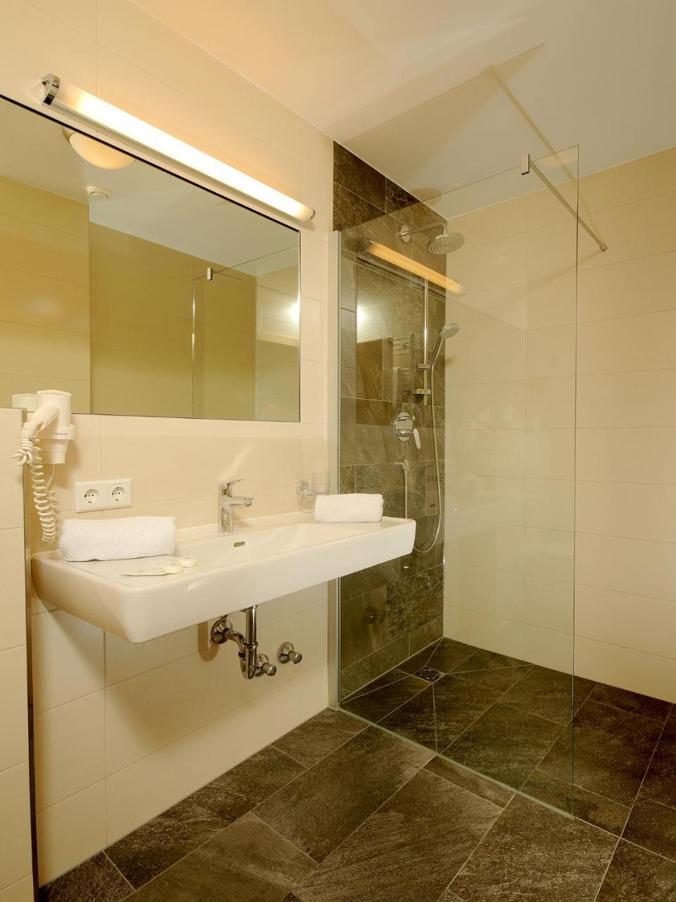 Hotel Burgschrofn Тукс Экстерьер фото